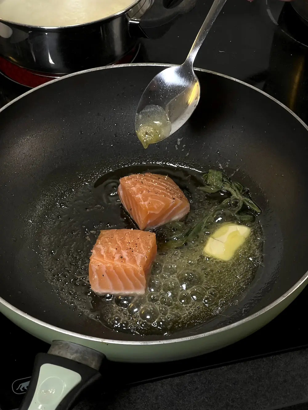Lachs mit Weißwein-Sauce – Olysseus Lachs mit Weißwein-Sauce – Olysseus